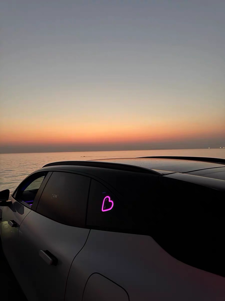 Solar-Powered Wireless Heart-Shaped LED Car Interior Neon Glow – Heart Atmosphere C-Pillar Light & Window Decoration